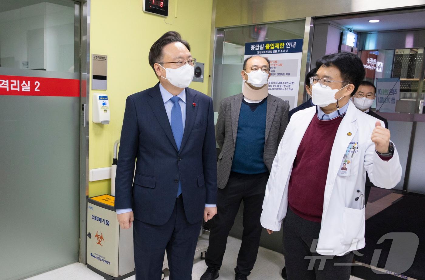 조규홍 보건복지부 장관이 26일 경기 성남시 분당차병원 권역응급의료센터에서 설 연휴 응급진료 대비상황 확인 및 근무자들을 격려하고 있다. (보건복지부 제공) 2025.1.26/뉴스1