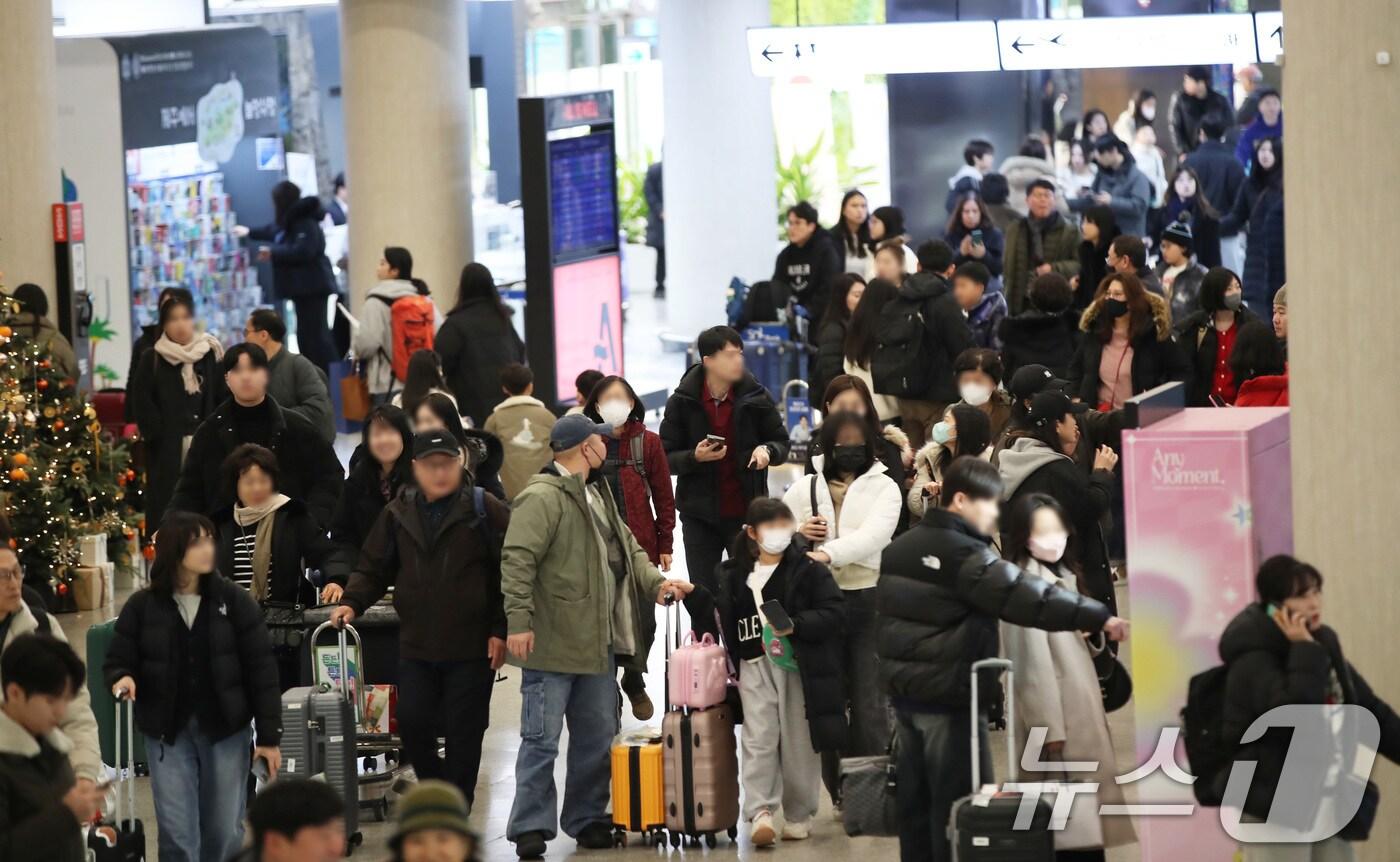 붐비는 제주공항(자료사진)/뉴스1