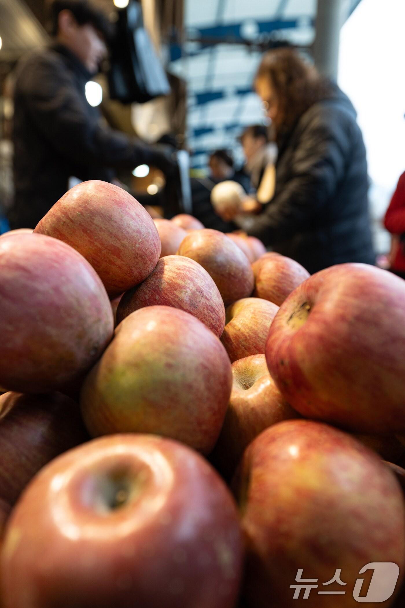 본문 이미지 - 설 명절을 앞둔 26일 오후 서울 동대문구 청량리종합시장을 찾은 시민들이 설 성수품 및 제수용품 등을 둘러보고 있다.&#40;사진은 기사 내용과 무관함&#41;  2025.1.26/뉴스1 ⓒ News1 이승배 기자