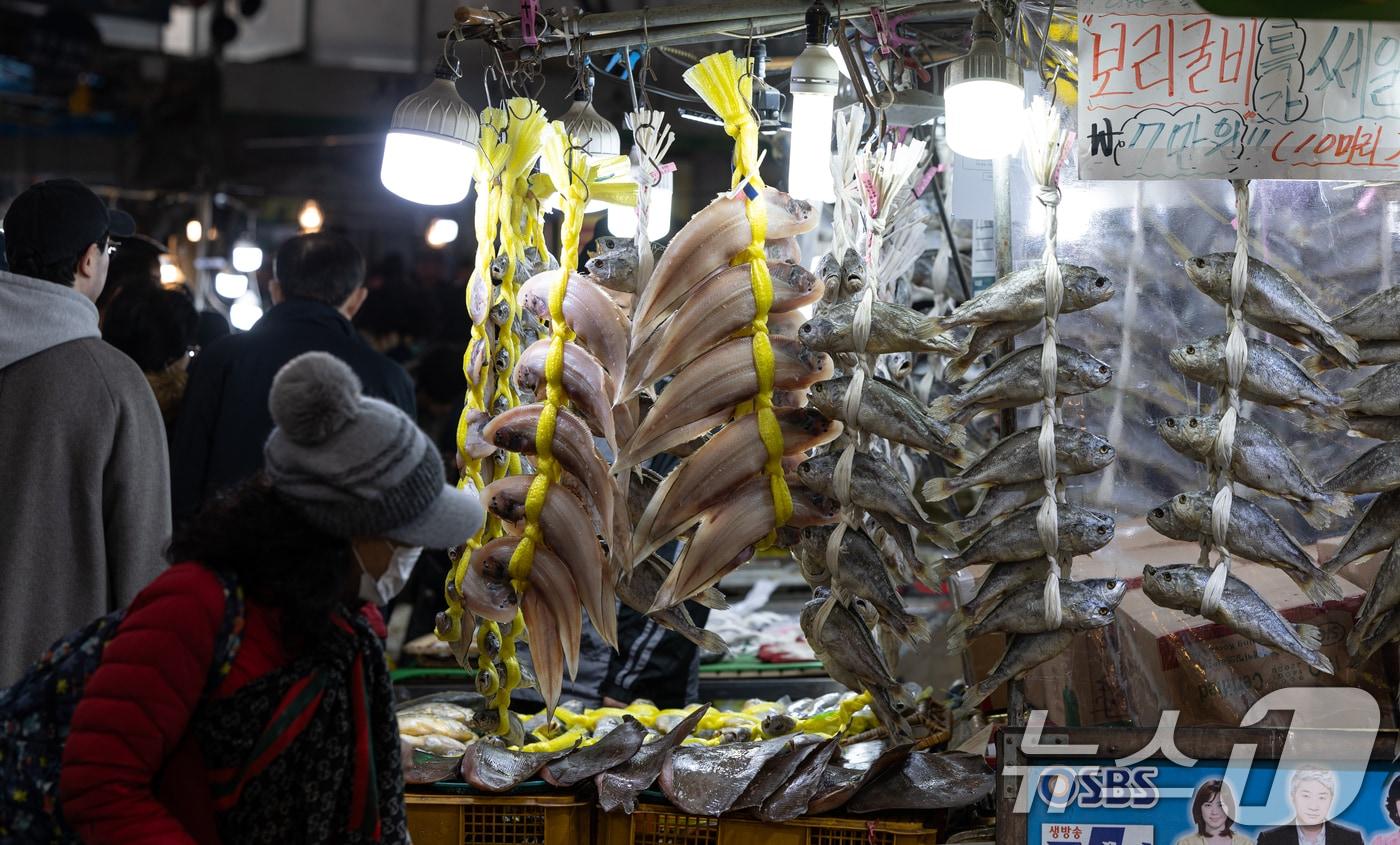 본문 이미지 - 관세청은 26일부터 2월 13일까지 3주간 수입 제수용·선물용 물품에 대한 원산지표시 위반행위를 집중단속한다. 지난해 서울 청량리 종합시장을 찾은 시민들이 설 성수품 및 제수용품 등을 둘러보는 모습. 2025.1.26/뉴스1 ⓒ News1 이승배 기자(사진은 기사 내용과 무관함) / 뉴스1 ⓒ News1 