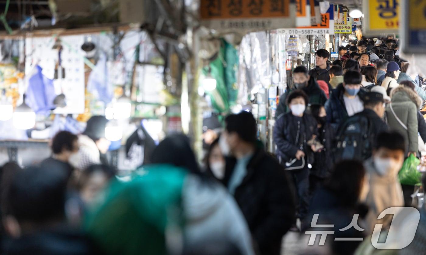 본문 이미지 -  서울 동대문구 청량리종합시장이 설 성수품 및 제수용품을 구매하려는 시민들로 북적이고 있다. 2025.1.26/뉴스1 ⓒ News1 이승배 기자