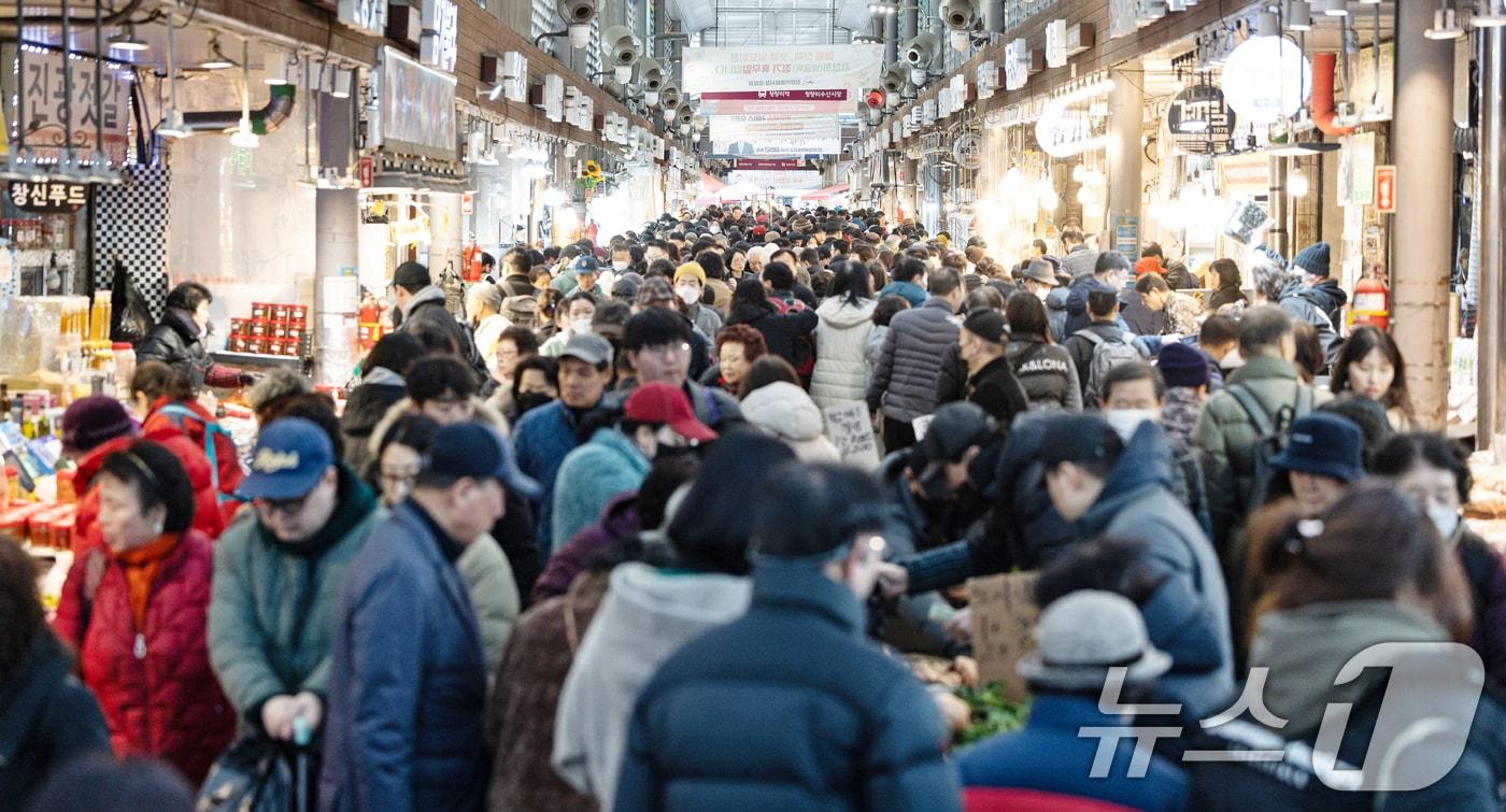 본문 이미지 - 서울 동대문구 청량리종합시장이 설 성수품 및 제수용품을 구매하려는 시민들로 북적이고 있다.  ⓒ News1 이승배 기자