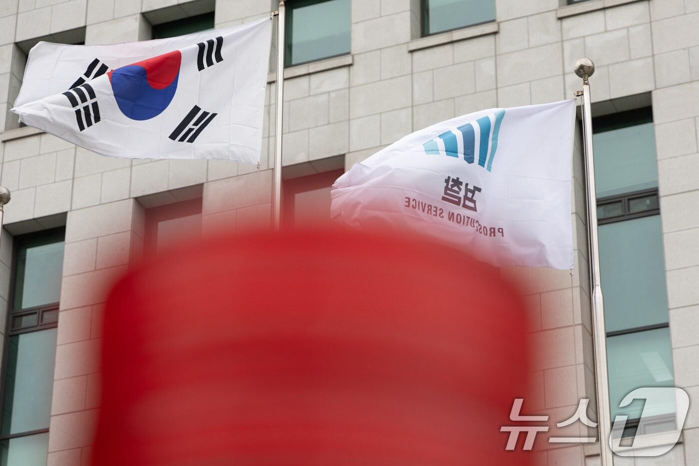 검찰이 윤석열 대통령에 대한 구속기소 여부를 논의하기 위해 개최한 전국 고·지검장 회의가 약 3시간 만에 종료됐다. 사진은 이날 서울 서초구 대검찰청의 모습. 2025.1.26/뉴스1 ⓒ News1 이재명 기자