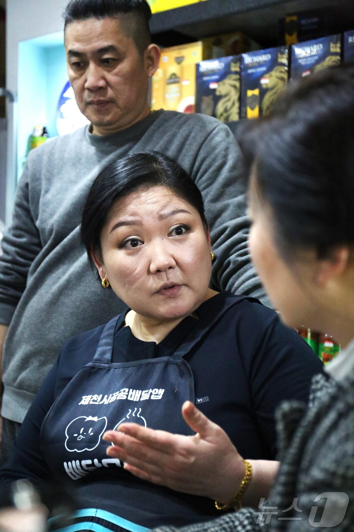 본문 이미지 - 충북 제천시 청전동에 거주 하고 있는 고려인 발렌티나 씨가 자신의 제천 정착기를 소개하고 있다.  2025.1.29. /뉴스1  