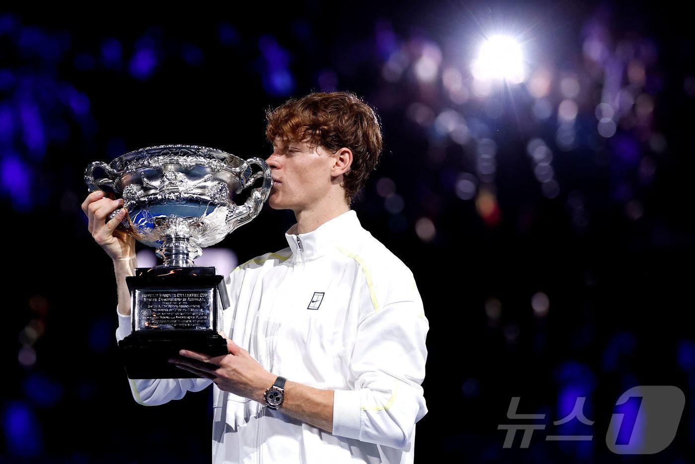 2년 연속 호주오픈 정상에 오른 얀니크 신네르.  ⓒ AFP=뉴스1