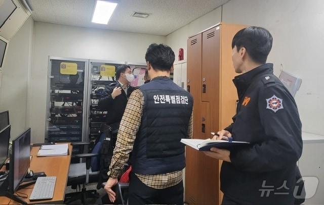 본문 이미지 - 백화점·대형할인매장 안전점검 모습.(경기도 제공)