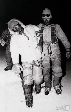 본문 이미지 - 고인 박상열씨(왼쪽)가 셰르파와 함께 에베레스트 8760m 지점에서 야영을 하고 내려오고 있다.(인터넷 갈무리)