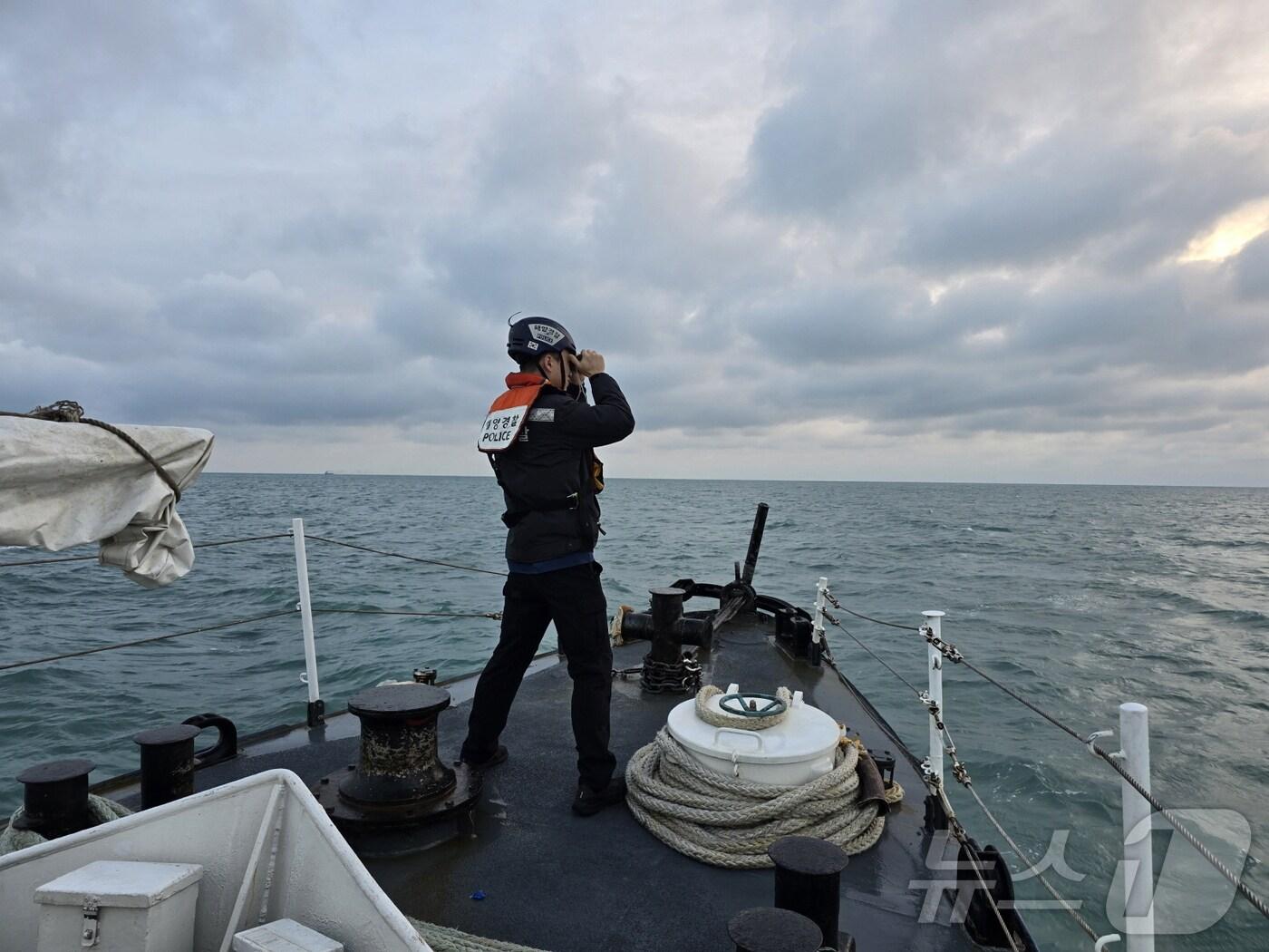 본문 이미지 - 27일 여수해경은 이날 오전 4시 58분쯤 전남 여수시 삼산면 손죽도 남동쪽 약 12㎞ 해상에서 인도네시아 국적 A 씨(22)가 실종됐다는 신고가 접수하고 인근 해상을 수상하고 있다.(여수해경 제공)2025.1.27/뉴스1