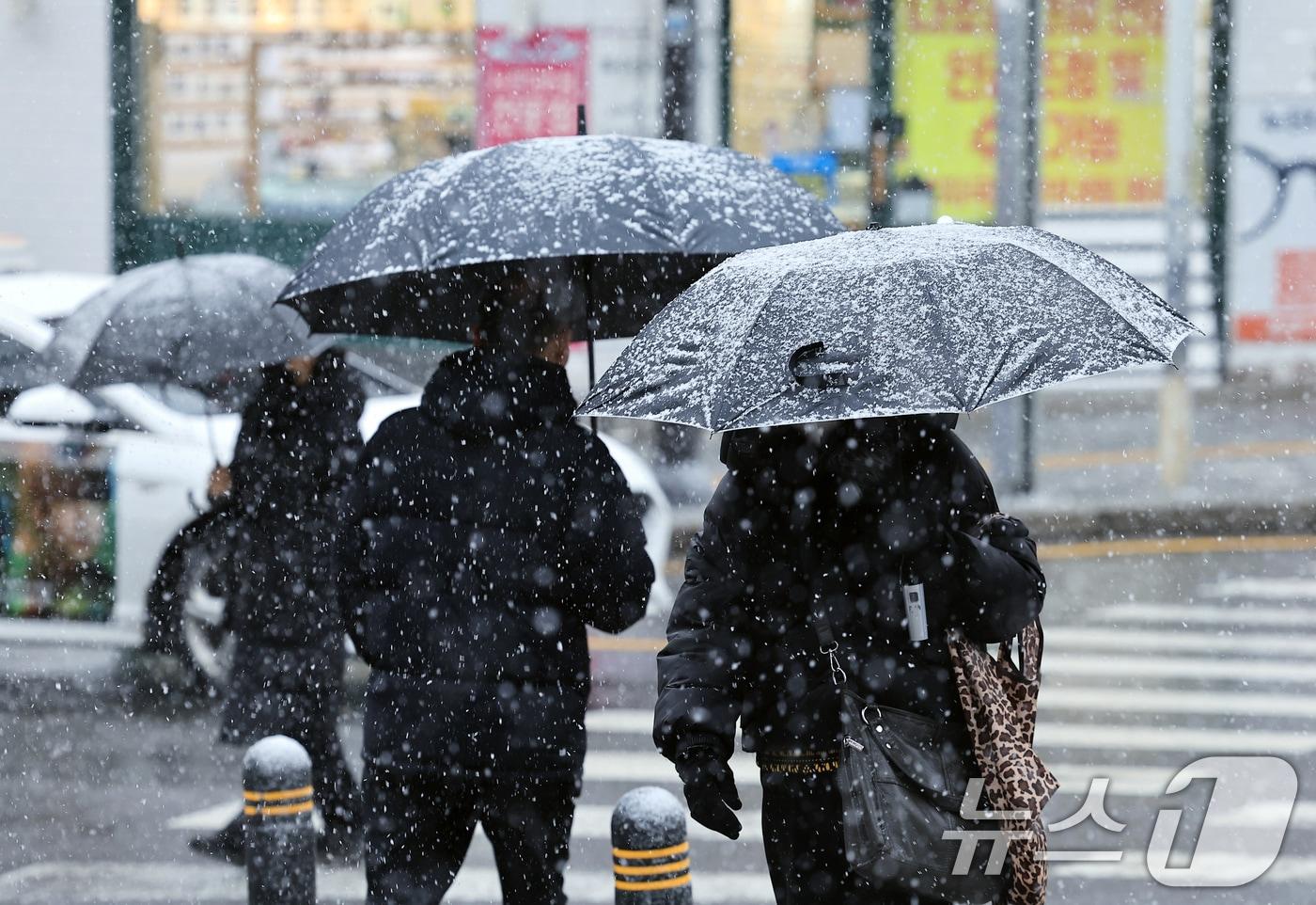 서울 성동구 거리를 지나는 우산을 받쳐 든 시민들이 발걸음을 재촉하고 있다. /뉴스1 ⓒ News1 박정호 기자