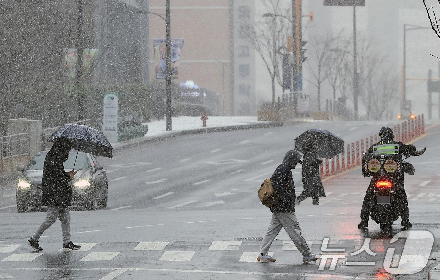 설 명절 연휴 사흘째이자 대설특보가 발효된 27일 오전 서울 성동구 거리를 지나는 우산을 받쳐 든 시민들이 발걸음을 재촉하고 있다. 2025.1.27/뉴스1 ⓒ News1 박정호 기자