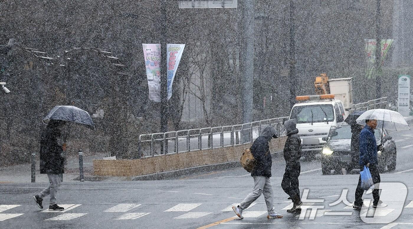 본문 이미지 - 27일 오전 서울 성동구 거리를 지나는 우산을 받쳐 든 시민들이 발걸음을 재촉하고 있다.  2025.1.27/뉴스1 ⓒ News1 박정호 기자
