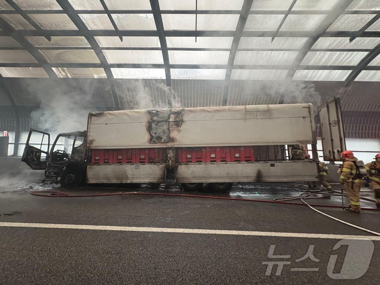 본문 이미지 - 광교방음터널 화물차 화재 현장.(경기도소방재난본부 제공)
