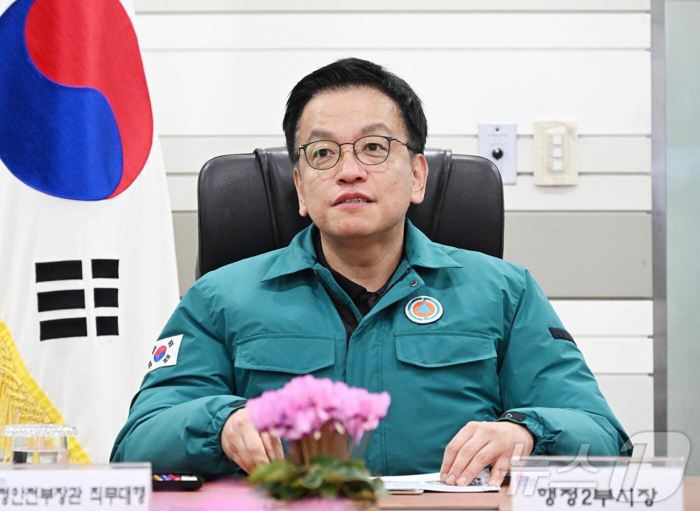 본문 이미지 - 최상목 대통령 권한대행 부총리 겸 기획재정부 장관이 27일 서울 중구 서울시 종합방재센터를 방문, 설 연휴 화재예방 및 응급환자 이송대책을 점검하고 있다. &#40;기재부 제공&#41; 2025.1.27/뉴스1