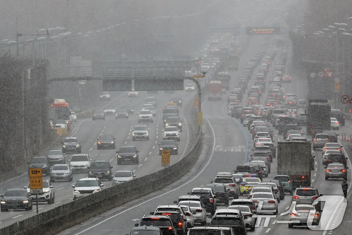 설 명절 연휴 사흘째이자 대설특보가 발효된 27일 서울 서초구 경부고속도로 잠원 IC 인근 하행선에 밀려드는 귀성 차량 등으로 거북이 걸음을 보이고 있다. 2025.1.27/뉴스1 ⓒ News1 박정호 기자