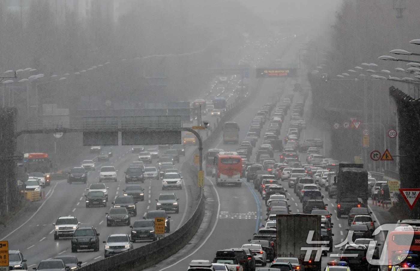 설 명절 연휴 사흘째이자 대설특보가 발효된 27일 서울 서초구 경부고속도로 잠원 IC 인근 하행선에 밀려드는 귀성 차량 등으로 거북이 걸음을 보이고 있다.  2025.1.27/뉴스1 ⓒ News1 박정호 기자