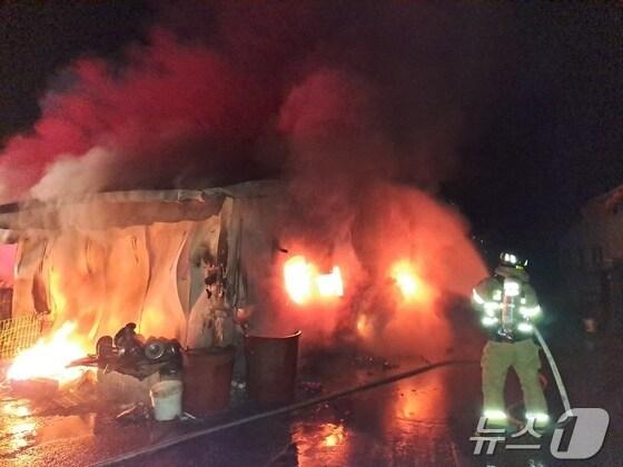 본문 이미지 - 27일 새벽 전북 순창군 적성면의 한 돈사에서 불이 난 가운데 소방관들이 화재 진압을 하고 있다.(전북자치도소방본부 제공)/뉴스1