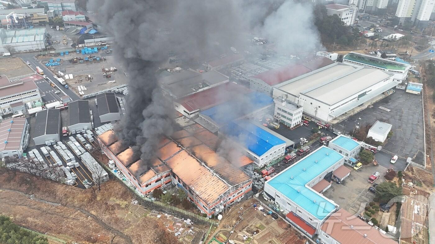 본문 이미지 - 27일 오전 경남 김해시 진영읍 한 냉장고 부품 공장에서 불이 나 소방당국이 진화작업을 벌이고 있다. (경남소방본부 제공)