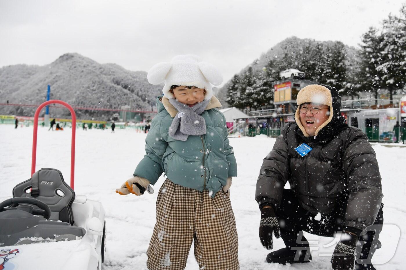 설 연휴 셋째 날이자 임시공휴일인 27일 강원 화천산천어축제장을 찾은 관광객들이 얼음 썰매를 즐기고 있다. (화천군 제공) 2025.1.27/뉴스1 ⓒ News1 윤왕근 기자