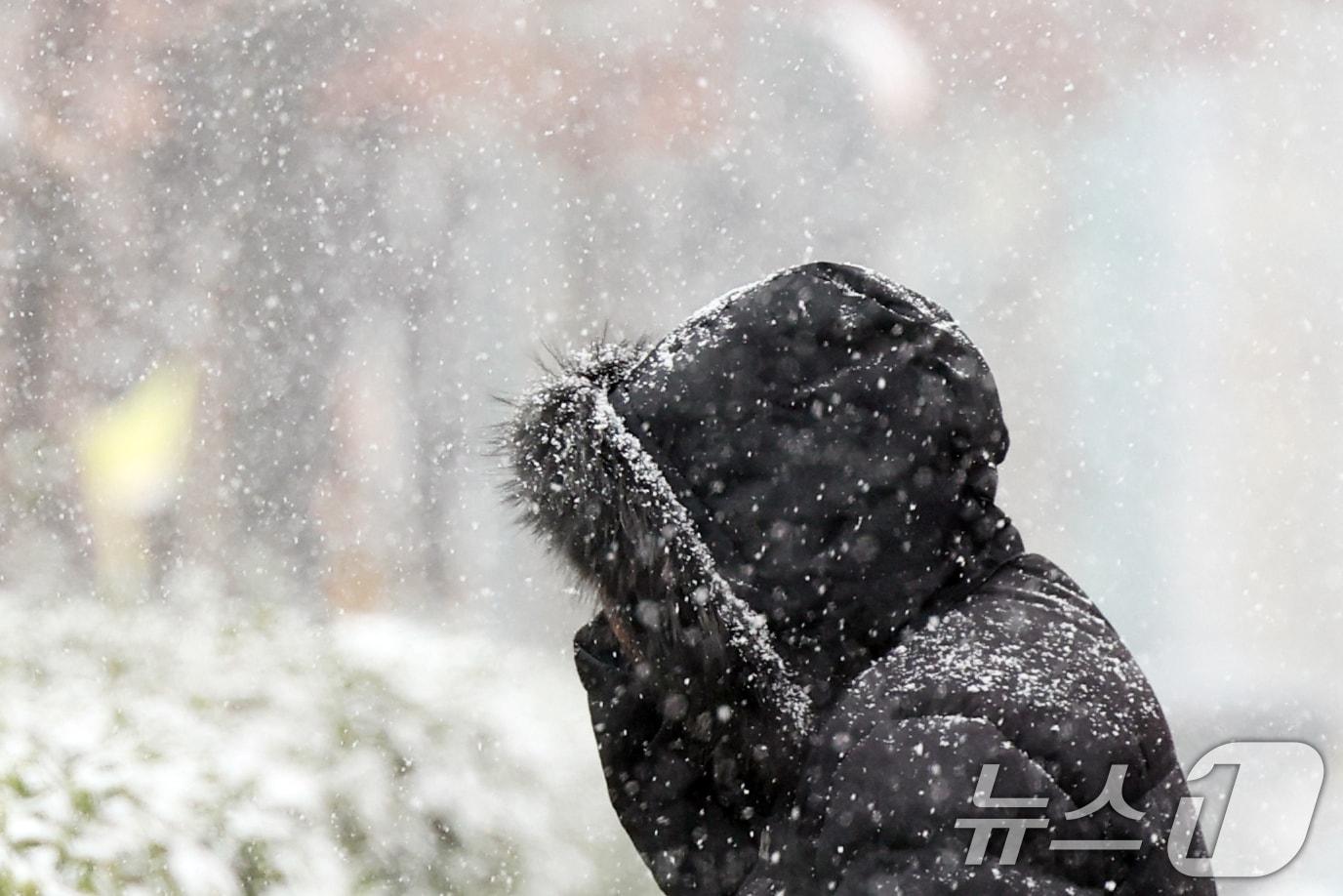 본문 이미지 - 설 명절 연휴 사흘째이자 대설주의보가 발효된 27일 오후 서울 영등포구청 인근 도로에서 시민이 눈을 맞으며 발걸음을 재촉하고 있다. 2025.1.27/뉴스1 ⓒ News1 황기선 기자