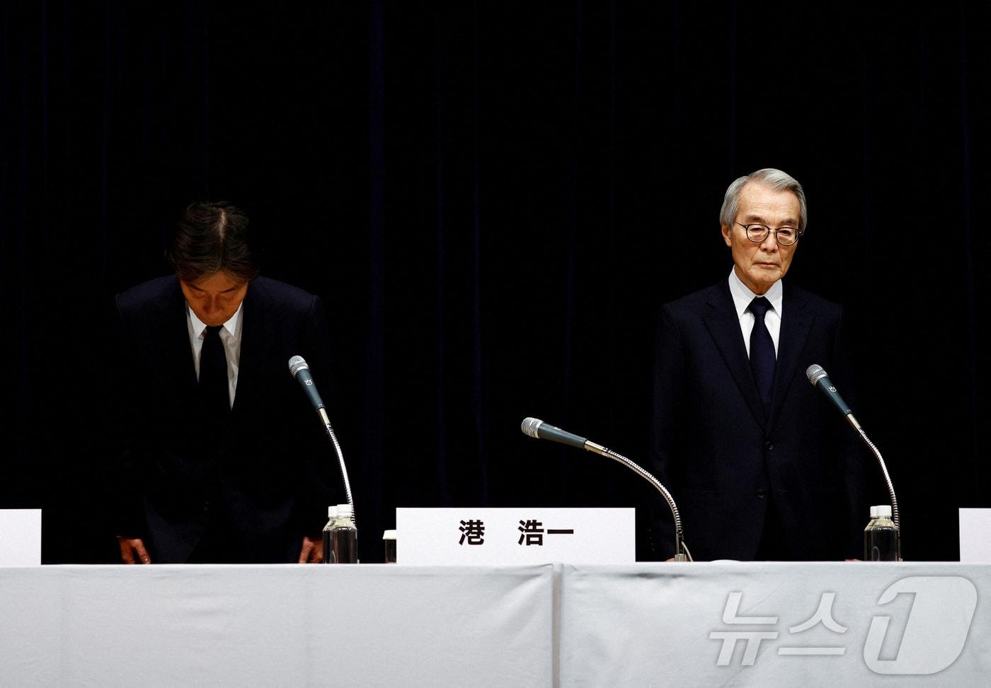 미나토 고이치 후지TV 사장(왼쪽)과 슈지 카노 후지TV 및 후지 미디어 홀딩스 회장이 27일 일본 유명 연예인 나카이 마사히로에게 성 상납을 했다는 의혹에 대해 사과하고 사임을 발표하고 있다. 2025.01.27 ⓒ 로이터=뉴스1 ⓒ News1 정지윤 기자