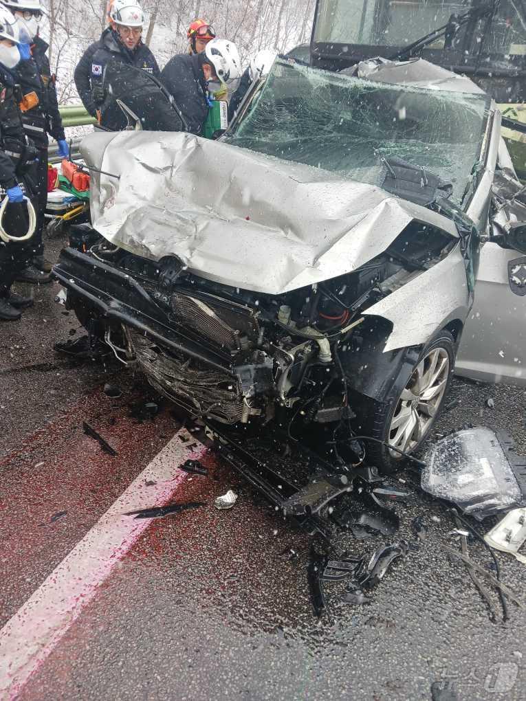 본문 이미지 - 본격적인 귀성길 정체가 시작된 27일 강원 강릉으로 향하는 영동고속도로 원주IC 인근에서 11중 추돌사고가 발생, 현장에 출동한 경찰과 소방 대원들이 사고 수습을 벌이고 있다. (강원도소방본부 제공) 2025.1.27/뉴스1