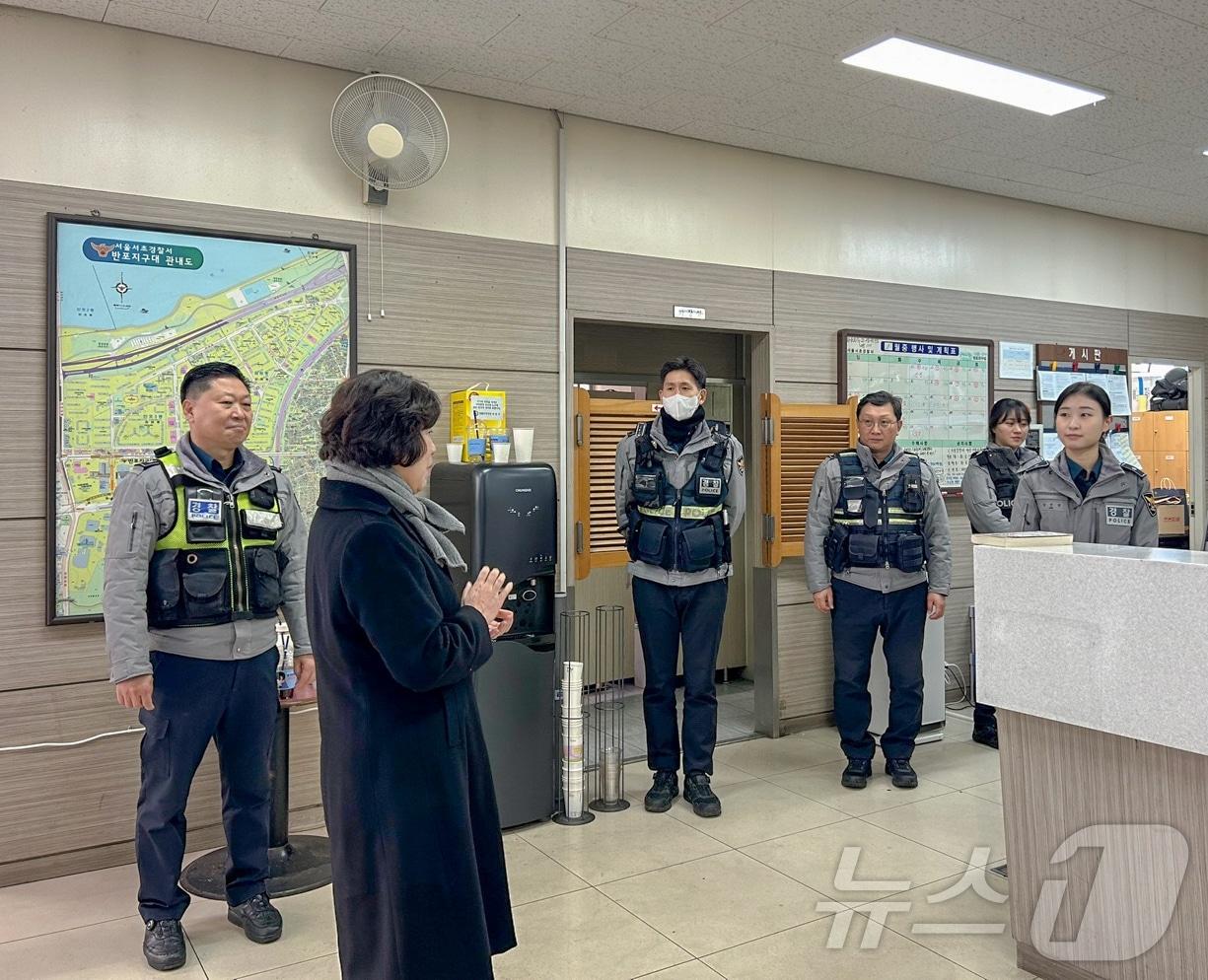 본문 이미지 - 강정애 국가보훈부 장관이 지난 1월 서울 서초경찰서 반포지구대를 방문해 위문품을 전달하고 현장 경찰 제복근무자들을 격려하는 모습. (국가보훈부 제공) 2025.1.27/뉴스1