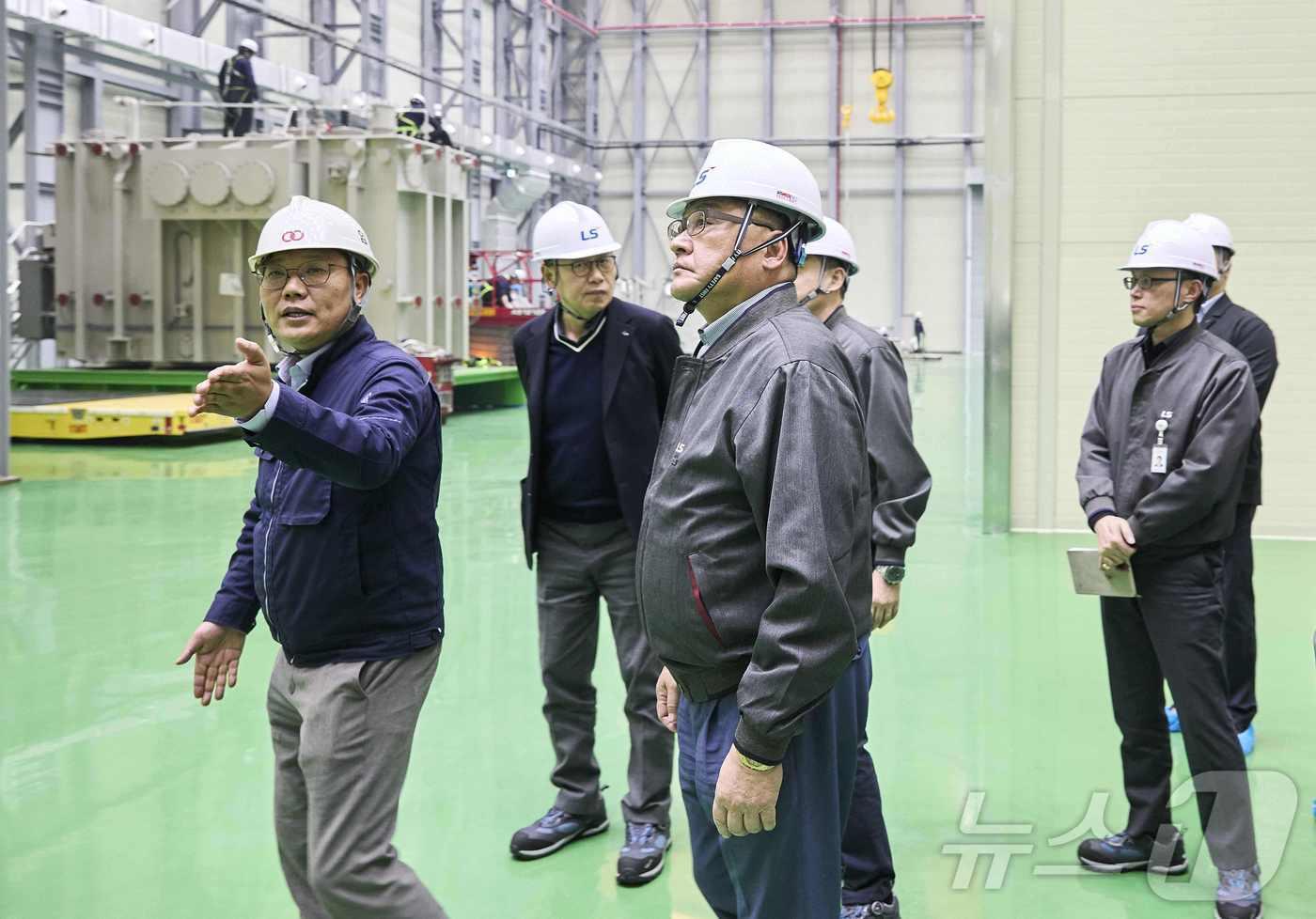 구자균 LS일렉트릭 회장이 지난 9일 KOC전기가 증설한 생산동을 둘러보고 있다(LS일렉트릭 제공). ⓒ 뉴스1
