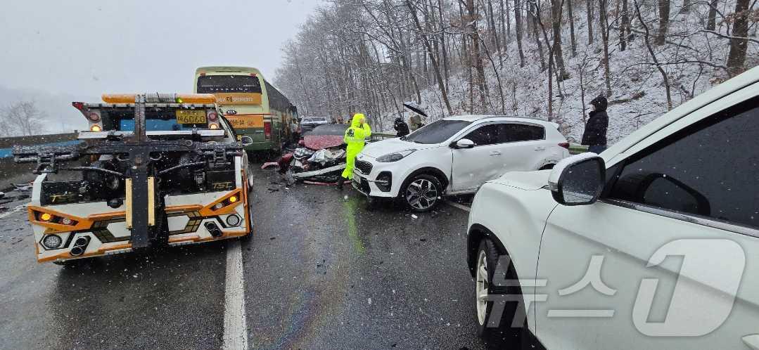 본문 이미지 - 본격적인 귀성길 정체가 시작된 27일 강원 강릉으로 향하는 영동고속도로 원주IC 인근에서 11중 추돌사고가 발생, 현장에 출동한 경찰과 소방 대원들이 사고 수습을 벌이고 있다. &#40;강원도소방본부 제공&#41; 2025.1.27/뉴스1