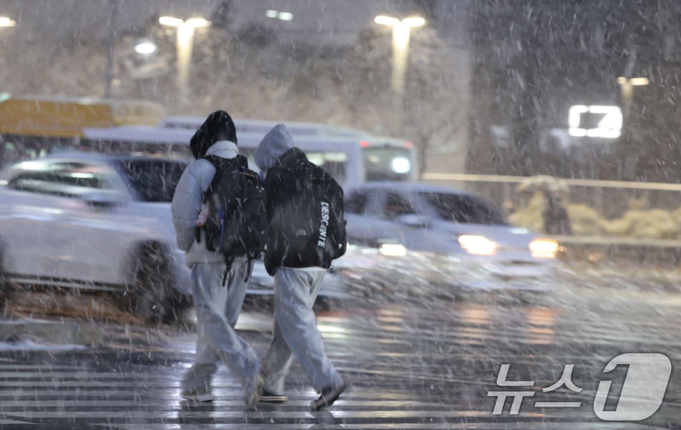 설 명절을 앞두고 대설특보가 발효된 27일 오후 광주 서구 신세계백화점 사거리에 시민들이 눈을 맞으며 발걸음을 재촉하고 있다. 2025.1.27/뉴스1 ⓒ News1 김태성 기자