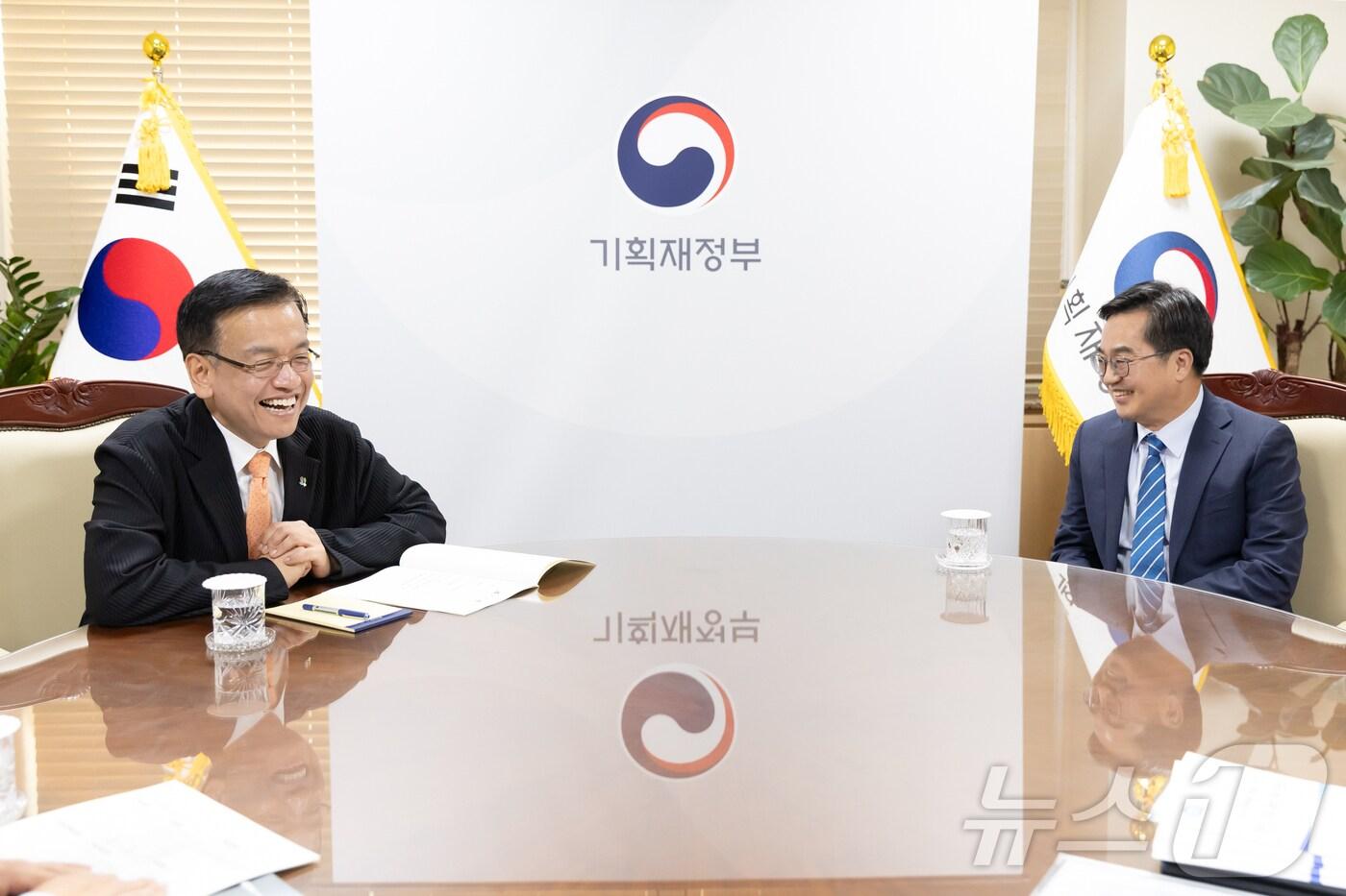 김동연 경기도지사&#40;오른쪽&#41;와 최상목 대통령 권한대행 부총리 겸 기획재정부 장관.&#40;경기도 제공&#41;