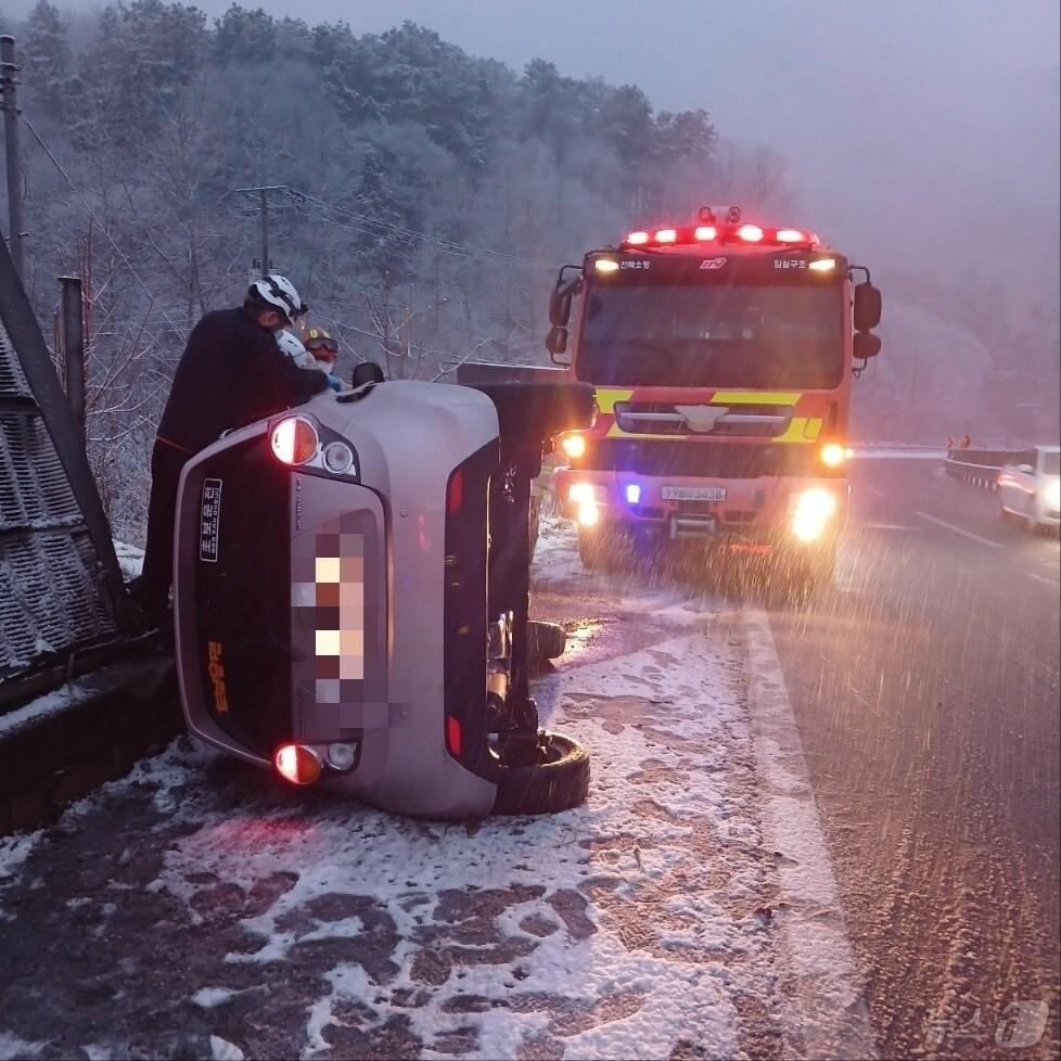 본문 이미지 - 27일 오전 7시10분께 완주군 상관면 용암리 한 도로에서 차량이 눈길에 미끄러져 뒤집히는 사고가 발생했다. (전북자치도 소방본부 제공)/뉴스1