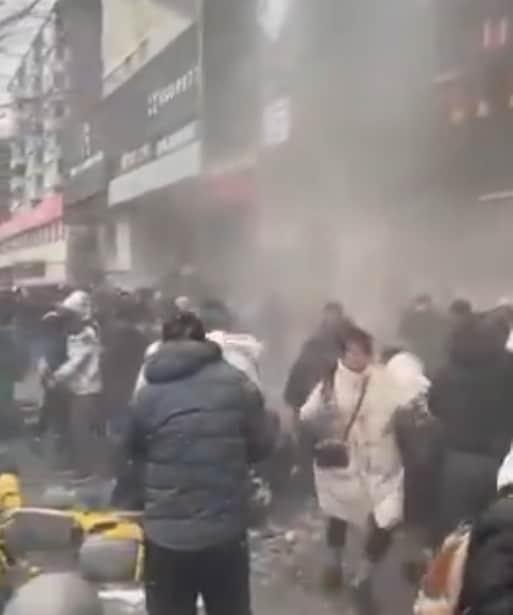 본문 이미지 - 중국 랴오닝구 선양시의 한 식품상가 앞에서 대규모 폭발이 발생했다. &lt;출처=엑스 &#40;X·구 트위터&#41;갈무리&gt;