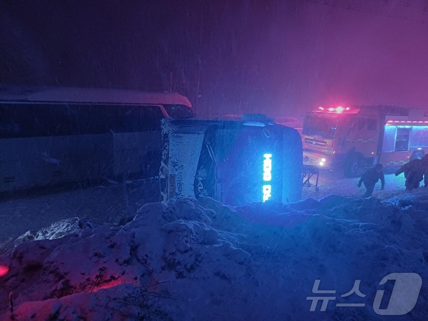 본문 이미지 -  서산 지곡면 통근버스 사고 현장. (서산소방서 제공) / 뉴스1