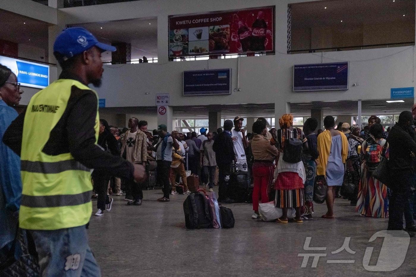 콩고민주공화국(민주콩고) 반군이 동부 거점 고마에 진입하자 주민들이 르완다 기세니 코르니쉬 국경 검문소를 건너 르완다로 대피하기 위해 기다리고 있다. 2025.01.26 ⓒ AFP=뉴스1 ⓒ News1 정지윤 기자