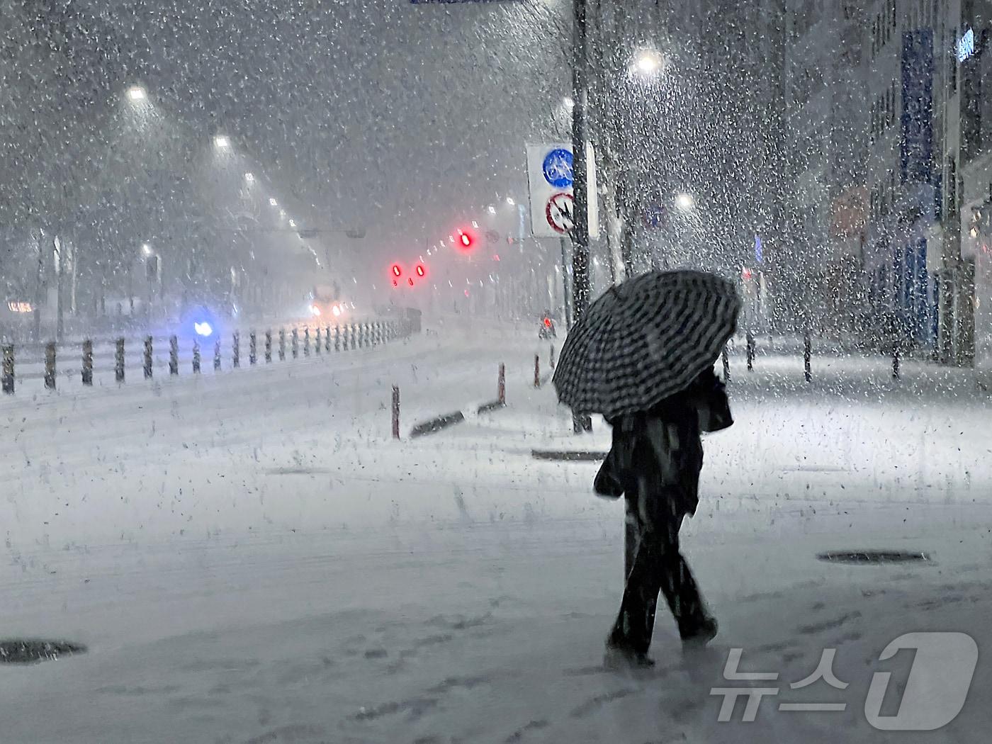 본문 이미지 - 설 명절 연휴 사흘째이자 대설특보가 발효된 27일 밤 서울 송파구 거리에서 시민이 쏟아지는 눈발을 헤치며 발걸음을 재촉하고 있다. 기상청에 따르면 이날부터 28일까지 수도권 10~20㎝&#40;많은 곳 25㎝↑&#41;, 강원도 10~20㎝&#40;많은 곳 30㎝ ↑&#41;, 충청권 5~15㎝&#40;많은 곳 20㎝ ↑&#41;, 전라권 5~20㎝&#40;많은 곳 30㎝ ↑&#41;, 경상권 3~10㎝&#40;많은 곳 15㎝ ↑&#41; 등 전국적으로 많은 눈이 올 것으로 전망된다. 2025.1.27/뉴스1 ⓒ News1 박정호 기자