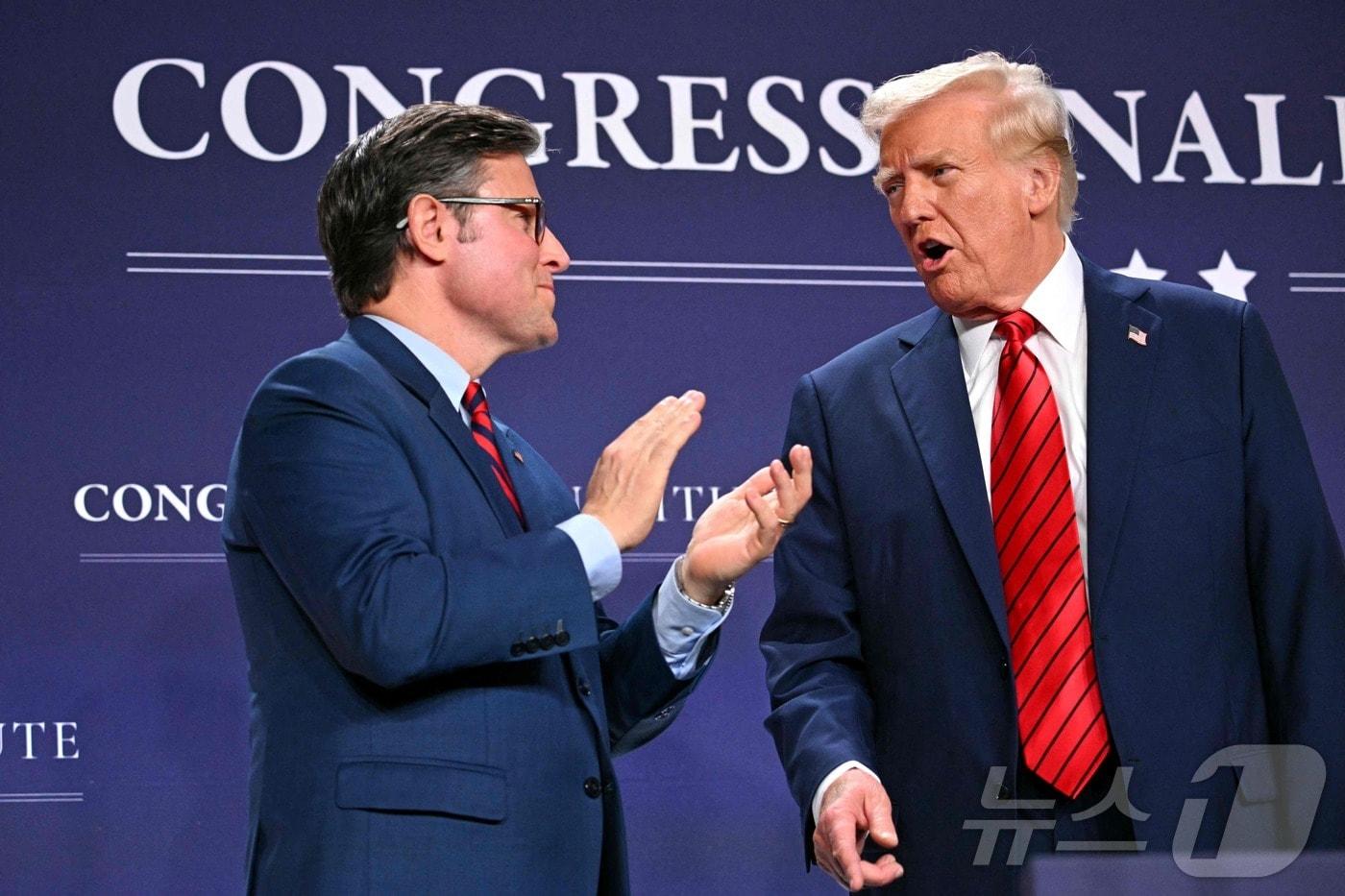 도널드 트럼프 미국 대통령이 지난 1월 27일 &#40;현지시간&#41; 플로리다주 마이애미에 있는 트럼프 내셔널 도랄 마이애미 리조트에서 열린 공화당 하원 컨퍼런스서 마이크 존슨 하원의장의 환영을 받고 있다. 2025.01.28 ⓒ AFP=뉴스1 ⓒ News1