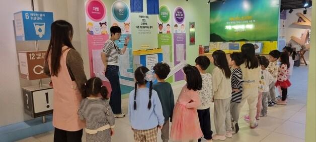본문 이미지 - 다문화교육 전시체험관 관람투어.(충북국제교육원 제공)/뉴스1