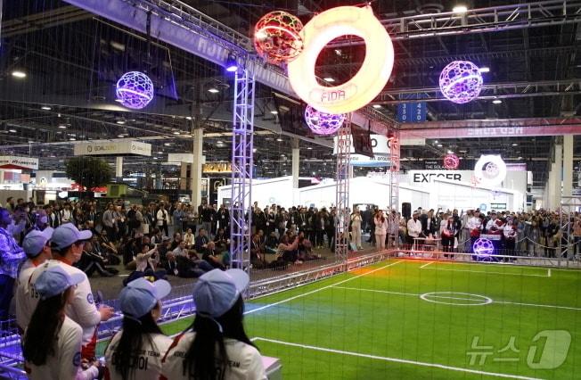 본문 이미지 - 지난해 미국 라스베이거스에서 ‘CES 2024’에서 개최된 드론축구 시범경기 모습.&#40;전주시 제공&#41;/뉴스1