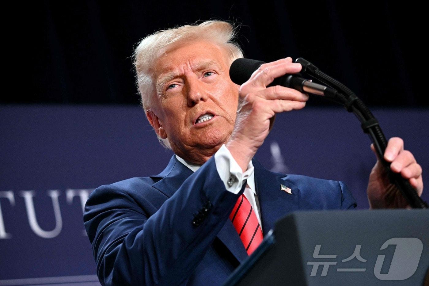 도널드 트럼프 미국 대통령이 27일 &#40;현지시간&#41; 플로리다주 마이애미에 있는 트럼프 내셔널 도랄 마이애미 리조트에서 열린 공화당 하원 컨퍼런스서 &#34;중국의 값싼 AI 딥시크 개발을 긍정적으로 생각한다. 바라건대 미국의 산업에 경종을 울려야 한다＂고 밝히고 있다. 2025.01.28 ⓒ AFP=뉴스1 ⓒ News1 우동명 기자