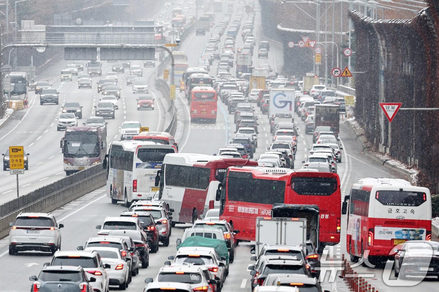 설연휴 기간 전국적인 폭설 및 한파로 인해 귀성·귀경길 고속도로 정체가 심화되고 있는 28일 서울 서초구 잠원IC를 지나는 경부고속도로 하행선 방향 차량들이 서행하고 있다. 2025.1.28/뉴스1 ⓒ News1 민경석 기자