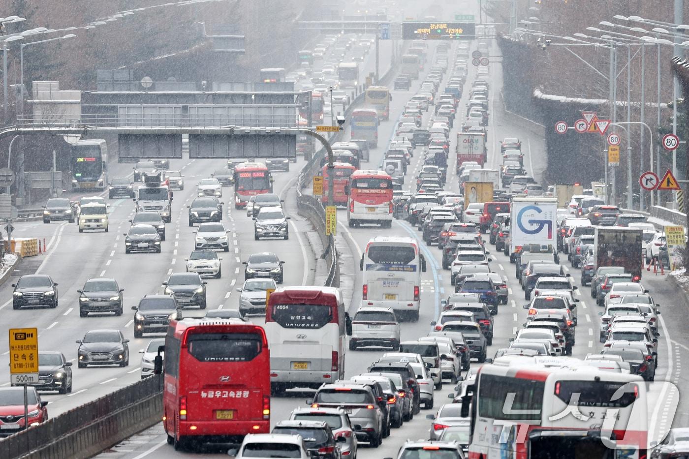 설연휴 기간 전국적인 폭설 및 한파로 인해 귀성·귀경길 고속도로 정체가 심화되고 있는 28일 서울 서초구 잠원IC를 지나는 경부고속도로 하행선 방향 차량들이 서행하고 있다. 2025.1.28/뉴스1 ⓒ News1 민경석 기자