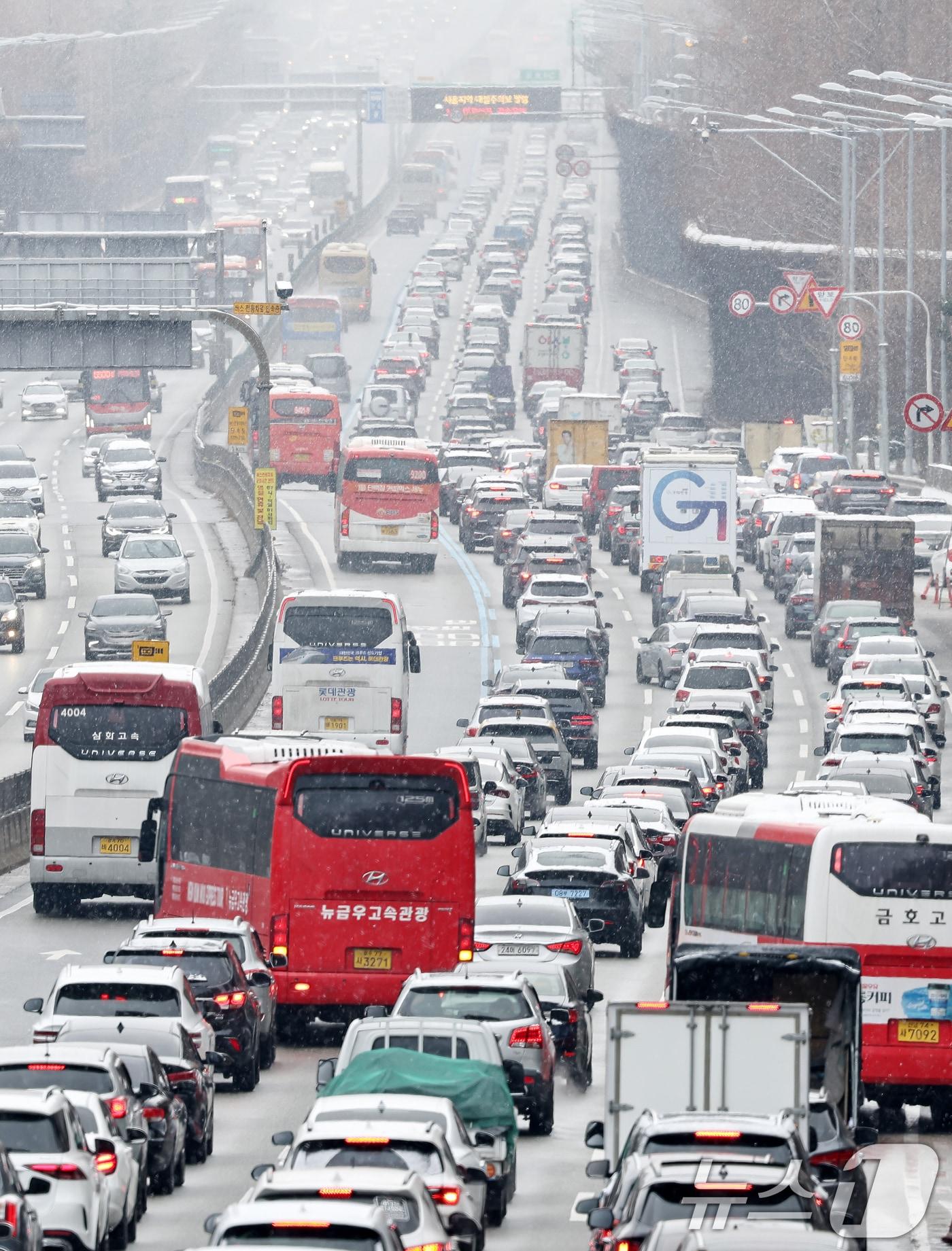 본문 이미지 - 설연휴 기간 전국적인 폭설 및 한파로 인해 귀성·귀경길 고속도로 정체가 심화되고 있는 28일 서울 서초구 잠원IC를 지나는 경부고속도로 하행선 방향 차량들이 서행하고 있다. 2025.1.28/뉴스1 ⓒ News1 민경석 기자