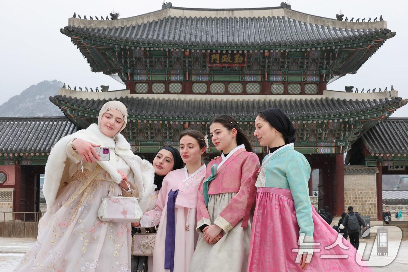 설 연휴인 28일 서울 경복궁을 찾은 외국인 관광객들이 기념촬영을 하고 있다. 2025.1.28/뉴스1 ⓒ News1 박세연 기자