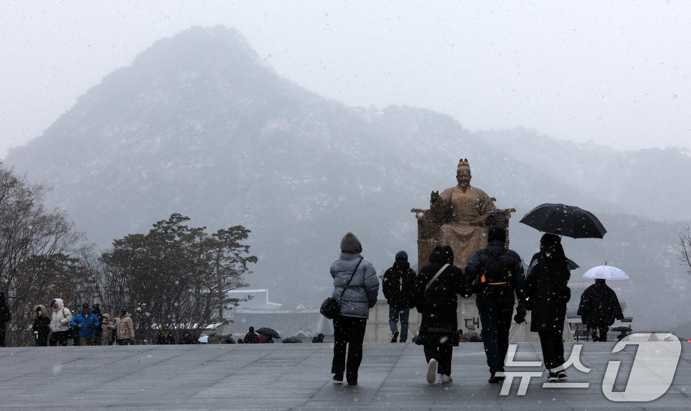설 하루전인 28일 많은 눈이 내리고 있는 서울 광화문광장에서 시민들이 발걸음을 옮기고 있다. 전국적으로 폭설이 내리고 있는 이날 경기남부와 충청·전북지역에는 대설경보가 발효됐다. 2025.1.28/뉴스1 ⓒ News1 박세연 기자