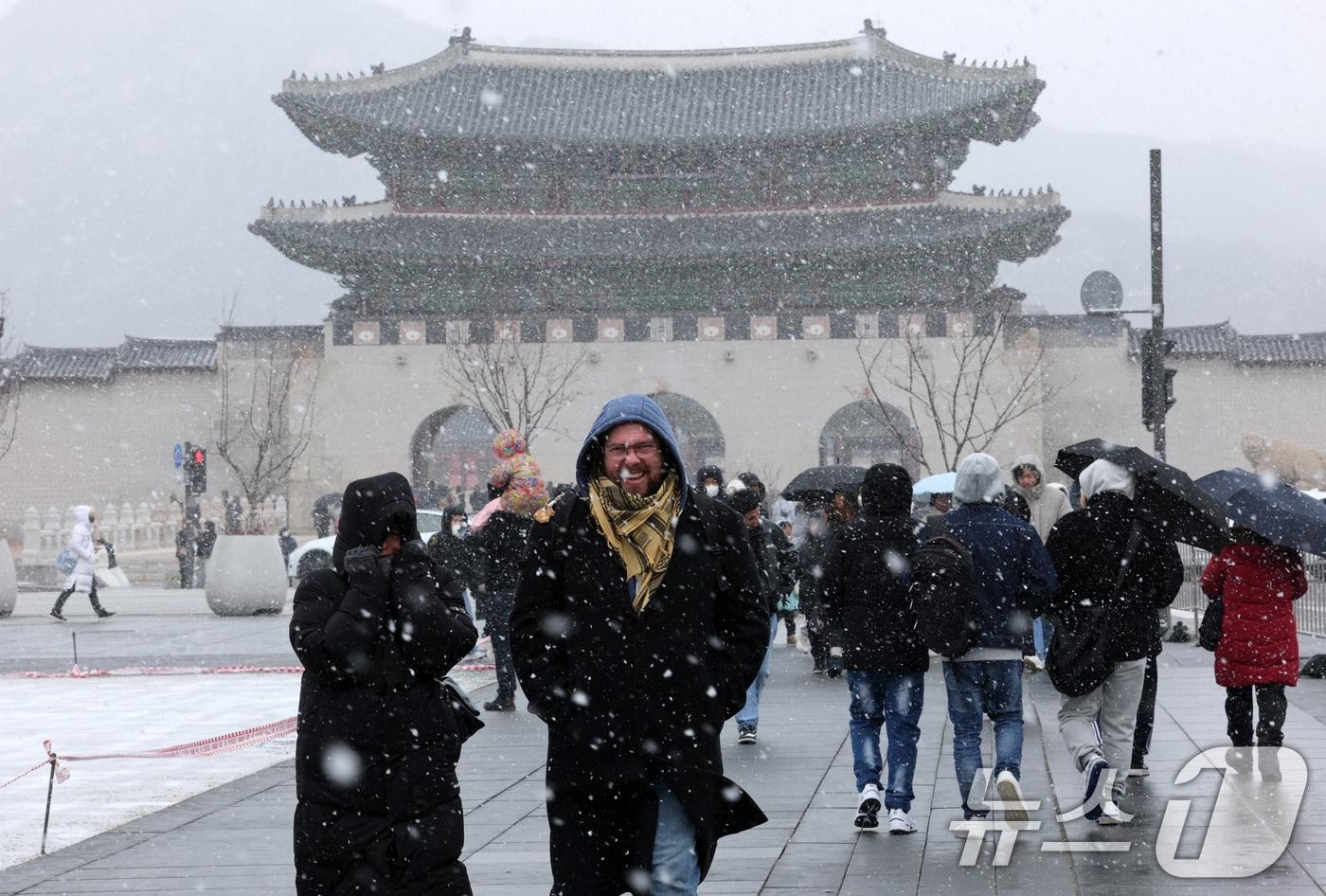 설 하루전인 28일 많은 눈이 내리고 있는 서울 광화문광장에서 외국인 관광객이 발걸음을 옮기고 있다. 전국적으로 폭설이 내리고 있는 이날 경기남부와 충청·전북지역에는 대설경보가 발효됐다. 2025.1.28/뉴스1 ⓒ News1 박세연 기자