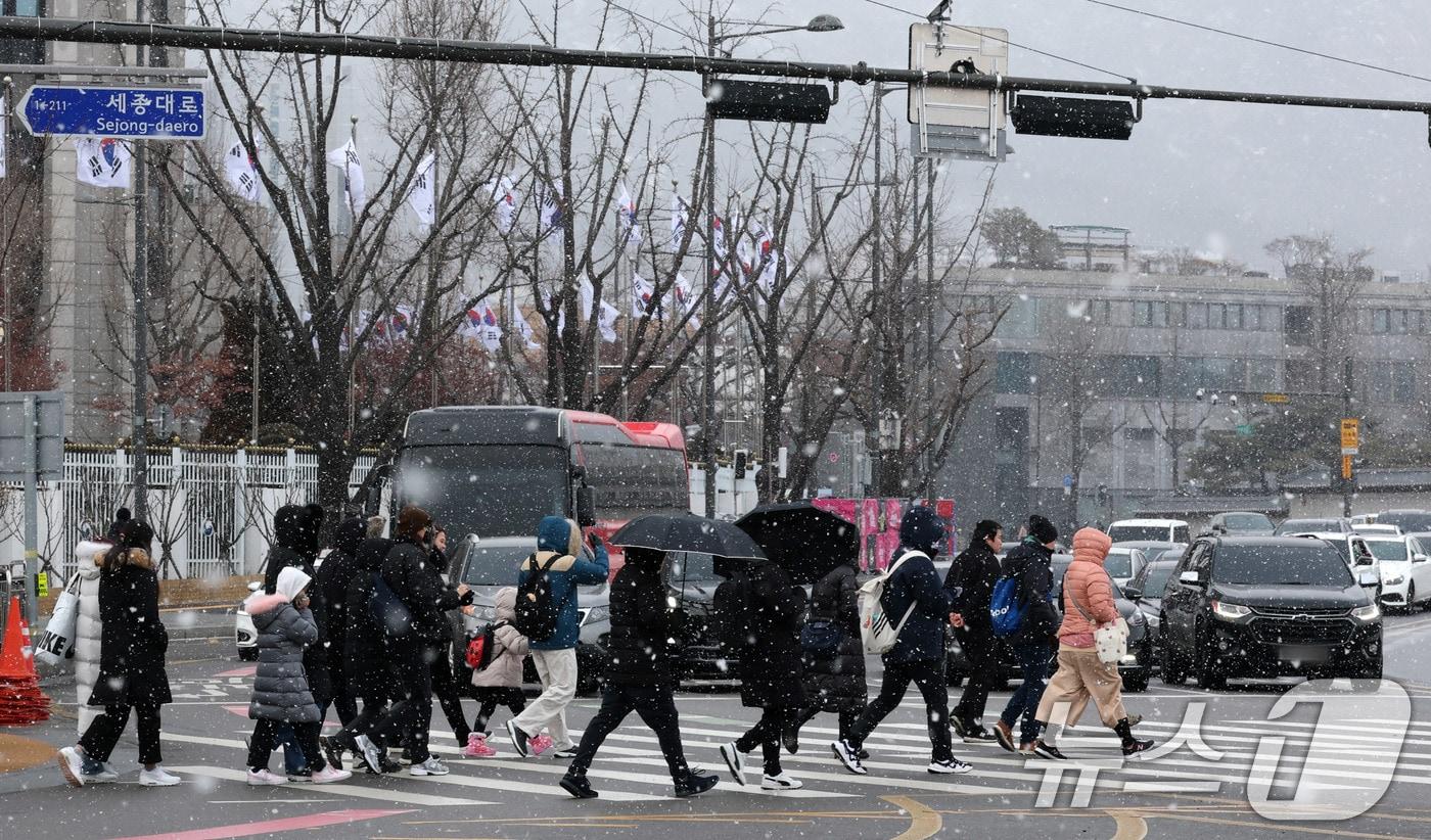  28일 많은 눈이 내리고 있는 서울 광화문 앞 횡단보도에서 시민들이 발걸음을 옮기고 있다. 전국적으로 폭설이 내리고 있는 이날 경기남부와 충청·전북지역에는 대설경보가 발효됐다. 2025.1.28/뉴스1 ⓒ News1 박세연 기자