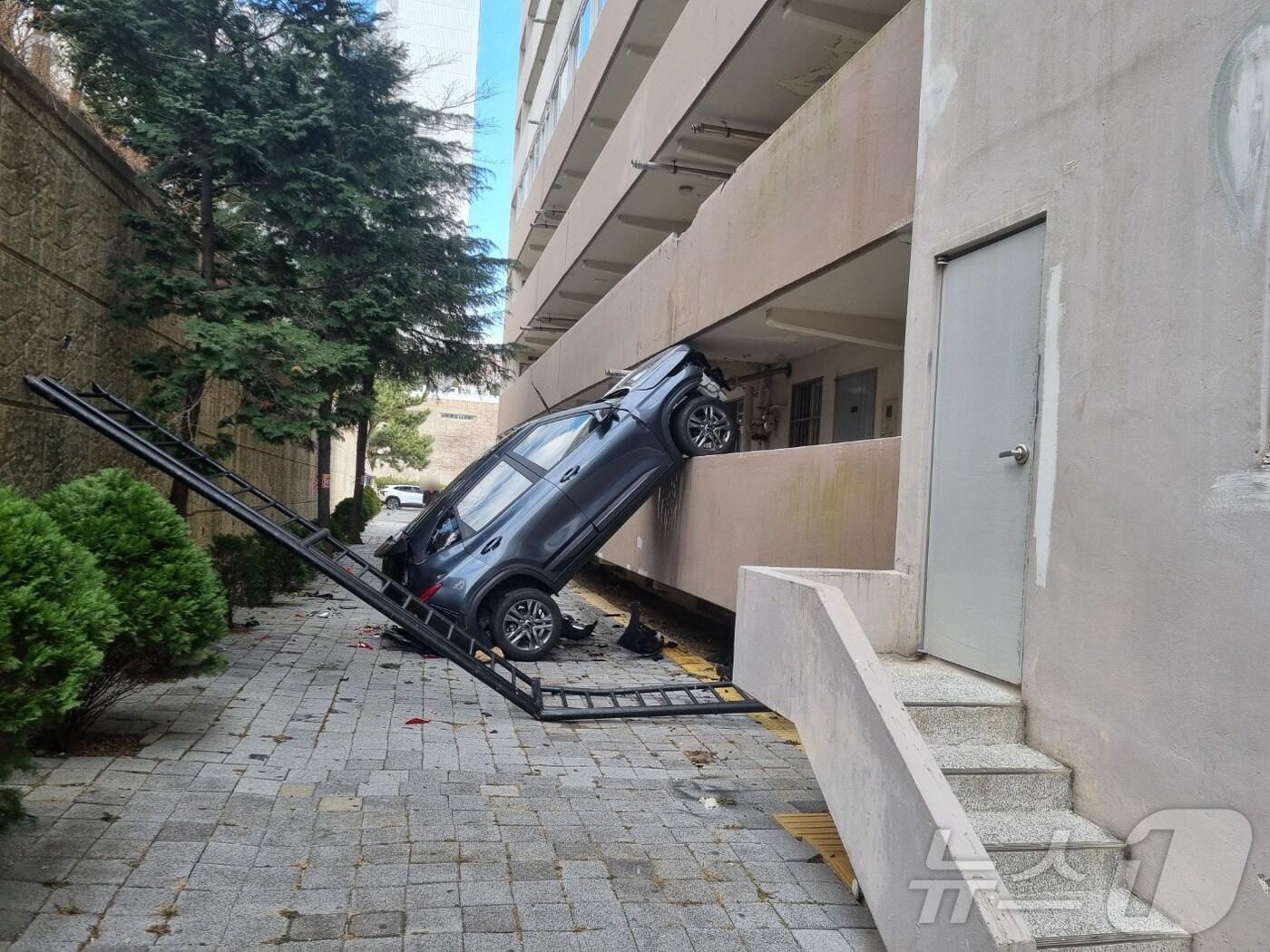 본문 이미지 - 28일 오전 부산진구 아파트 SUV 추락사고 현장.(부산경찰청 제공)