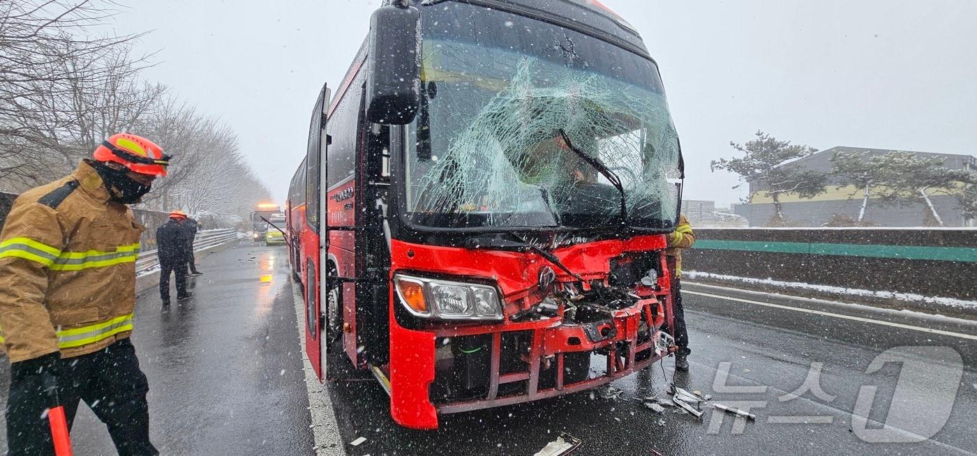 본문 이미지 - 호남고속도로 김제나들목 인근에서 관광버스가 5톤 화물차를 추돌하는 사고가 발생했다.(선북소방본부 제공) 2025.1.28/뉴스1