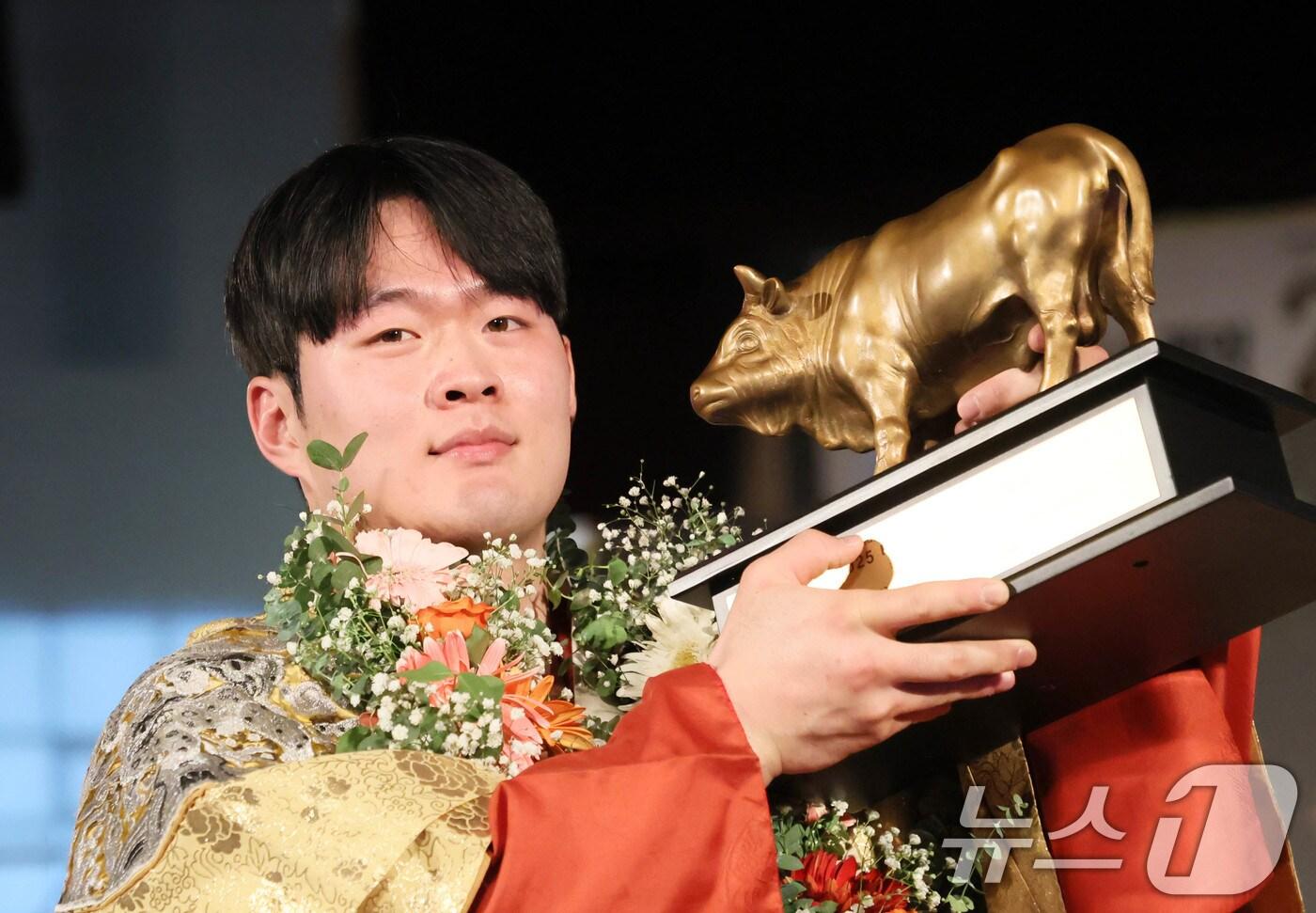 28일 충청남도 태안군 태안종합실내체육관에서 열린 ‘위더스제약 2025 태안설날장사씨름대회’에서 한라장사&#40;105kg이하&#41;에 등극한 박민교&#40;용인특례시청&#41;가 황소트로피를 들고 기념사진을 찍고 있다. &#40;대한씨름협회 제공&#41;2025.1.28/뉴스1