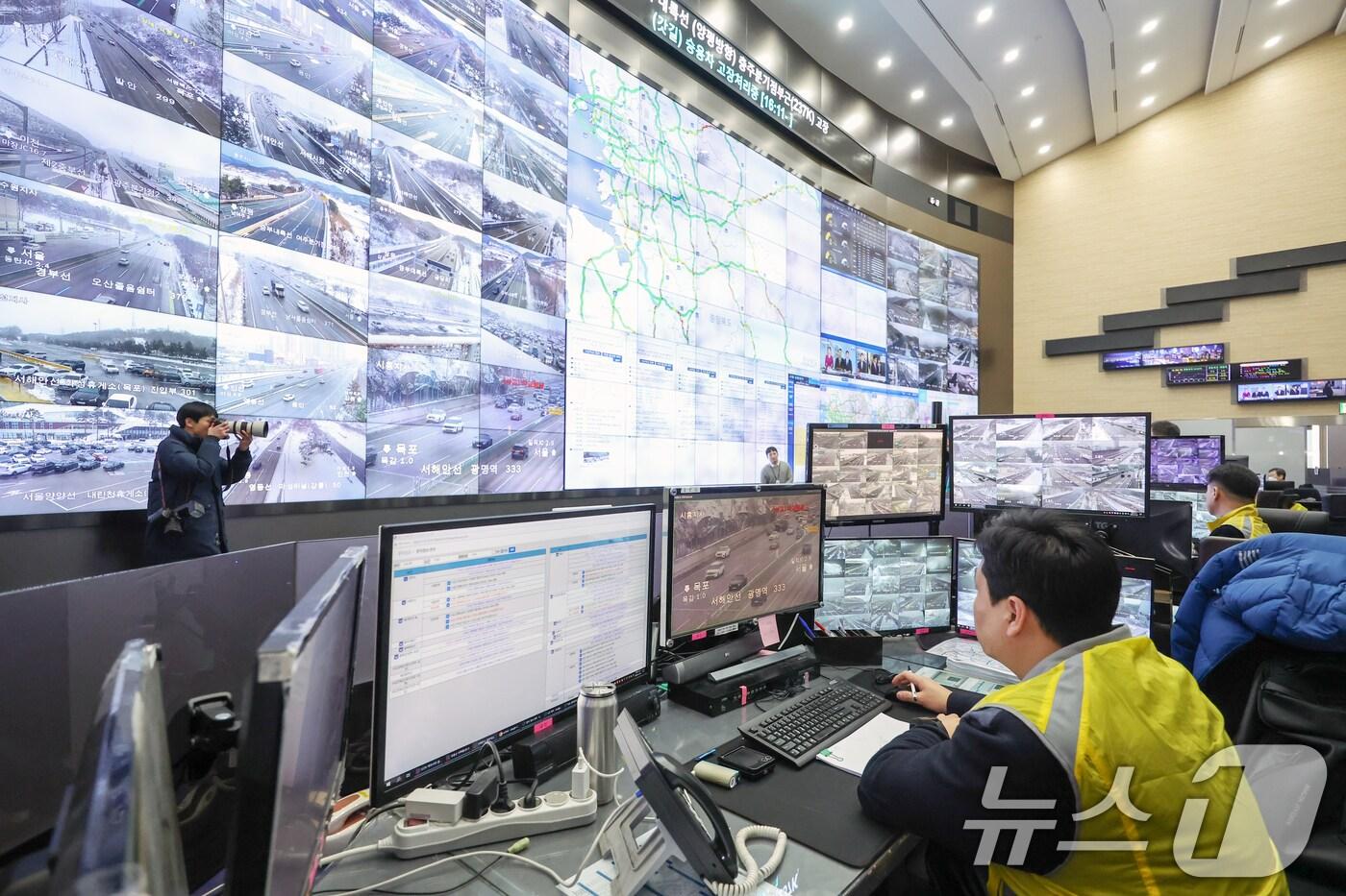 설 명절을 하루 앞둔 28일 오후 경기도 성남시 분당구 한국도로공사 교통센터 상황실에서 근무자들이 고속도로 교통 상황을 주시하고 있다. 2025.1.28/뉴스1 ⓒ News1 민경석 기자